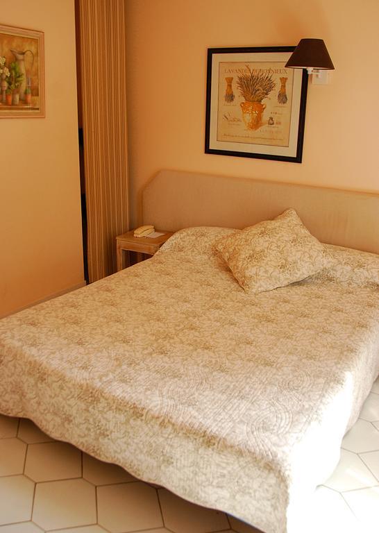 Hotel Les Mazets Des Roches Tarascon Room photo
