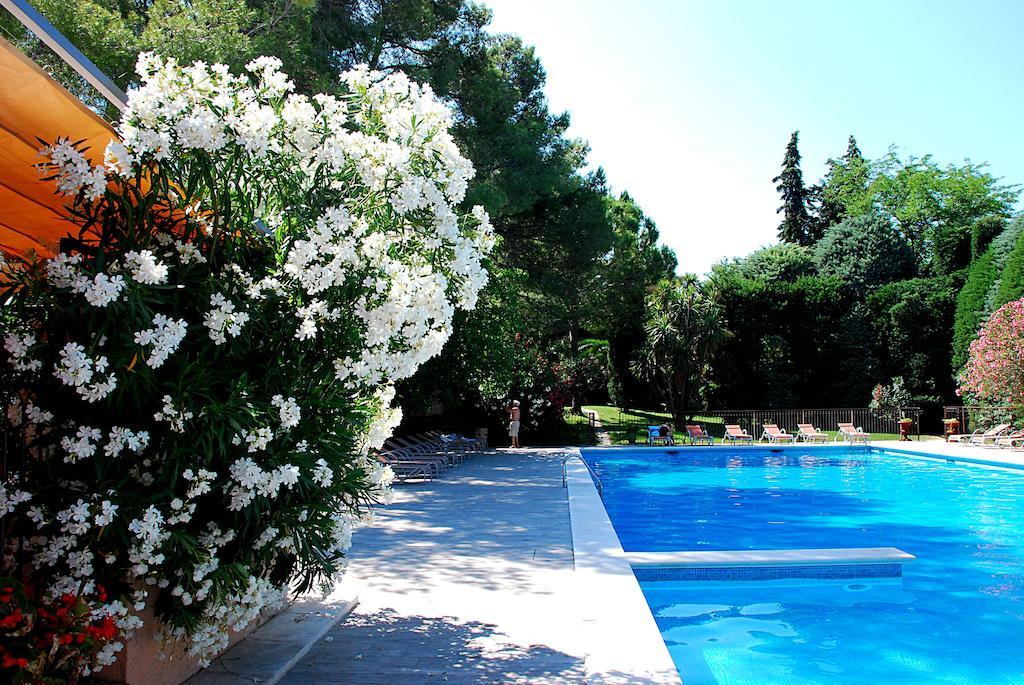 Hotel Les Mazets Des Roches Tarascon Exterior photo
